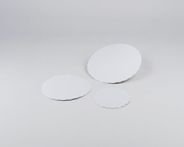 Carton rond et solide, blanc et dentelé.